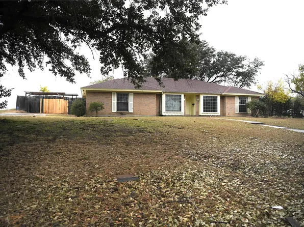 3040 Portales Dr, Fort Worth, TX 76116