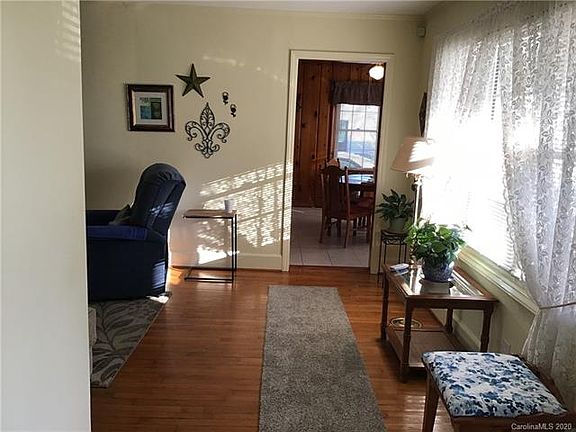 4th image of 409 E Hartford Ave
