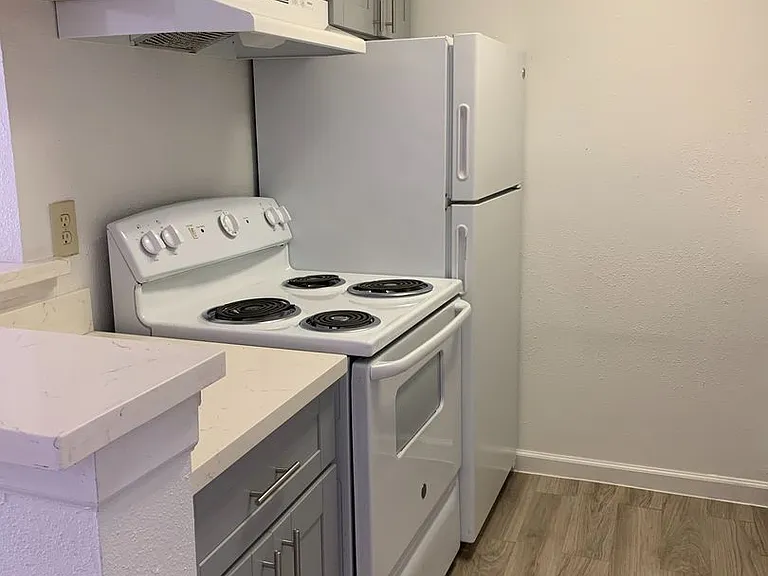 Emerald Cove Apartments — Photo 10