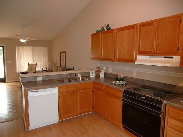 2nd image of 913 Belmont Dr