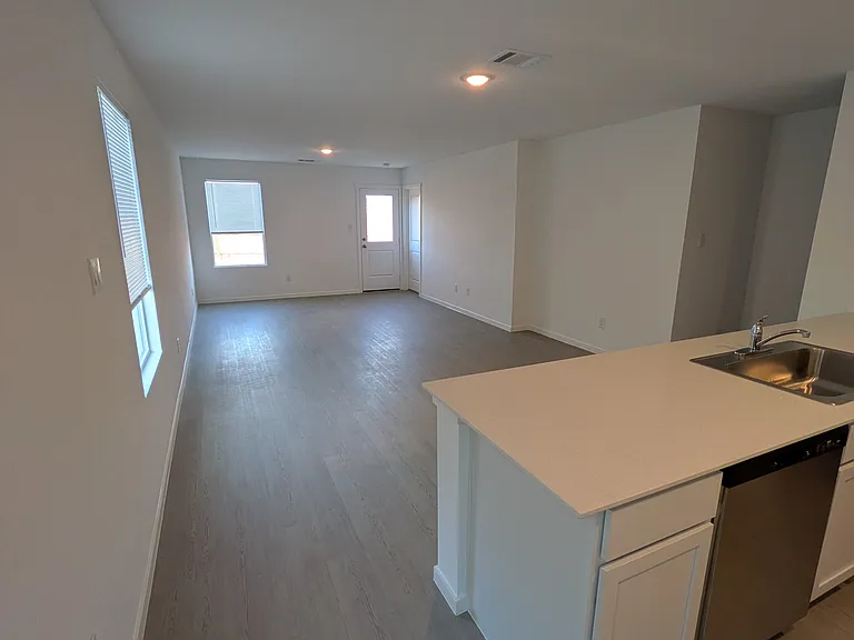 207 Pastar Fls — Photo 1
