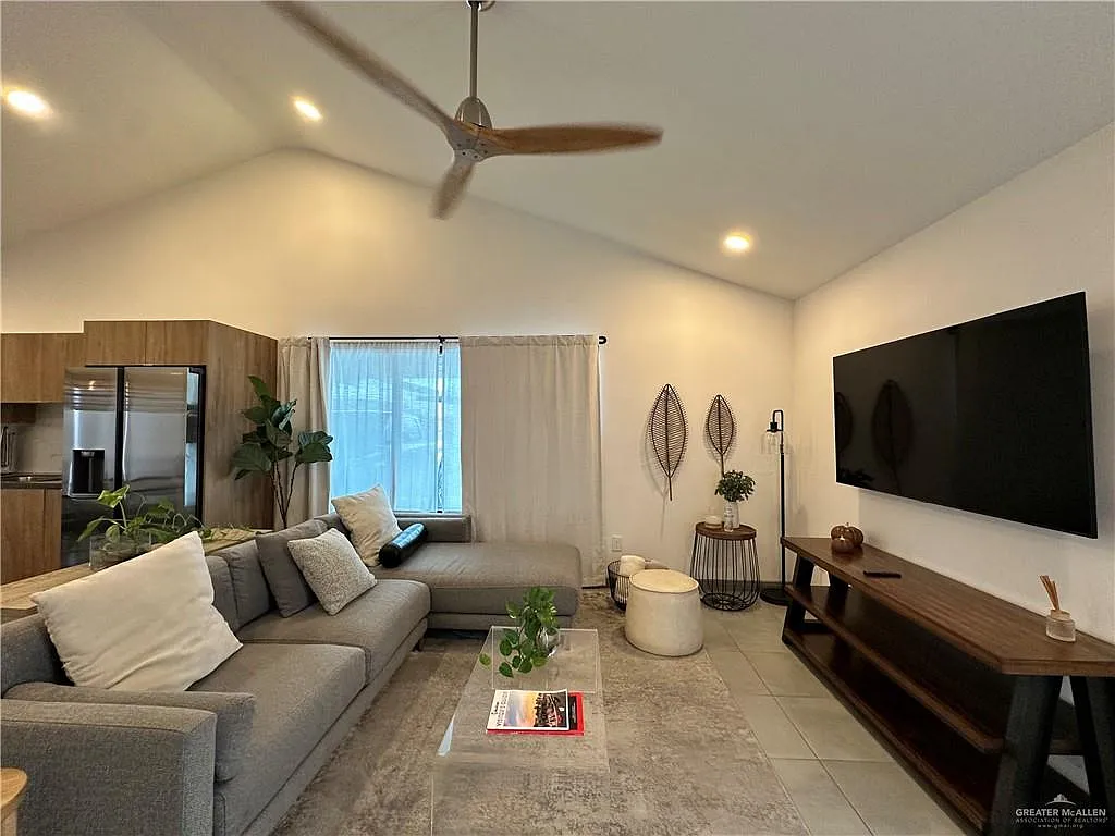 3 bed, 2.0 bath, 1125 sqft, $2,000 — Photo 4