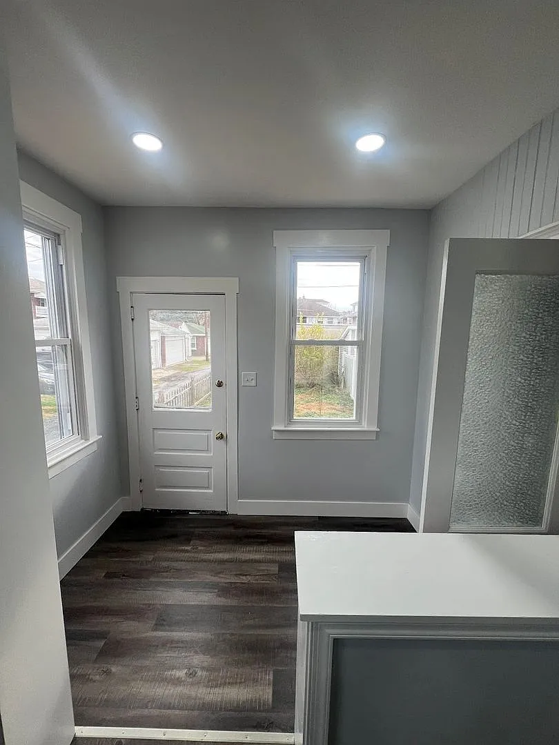 Newly Renovated 3 Bedroom Home — Photo 4