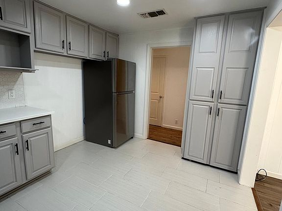 5th image of 2310 W Houston St