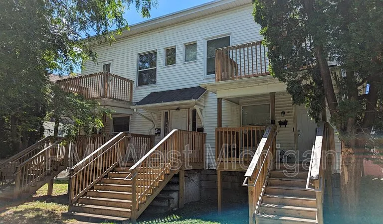 1051 Pine Ave NW — Photo 5