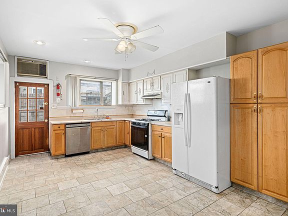 3rd image of 2427 S 6th St