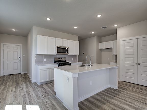 4th image of 5535 Franklin Hills