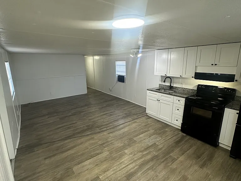 728 N Chestnut Rd — Photo 2
