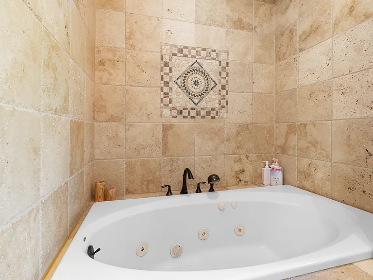 2416 Westbrook Dr — Photo 19