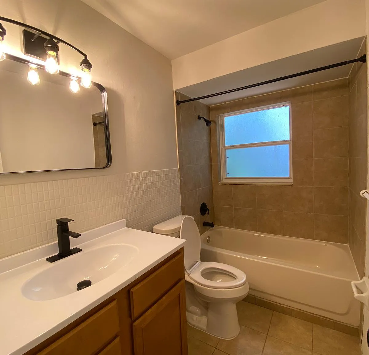 2 bed, 1400 sqft, $1,800 — Photo 1