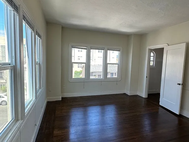 1009 E 22nd St — Photo 5