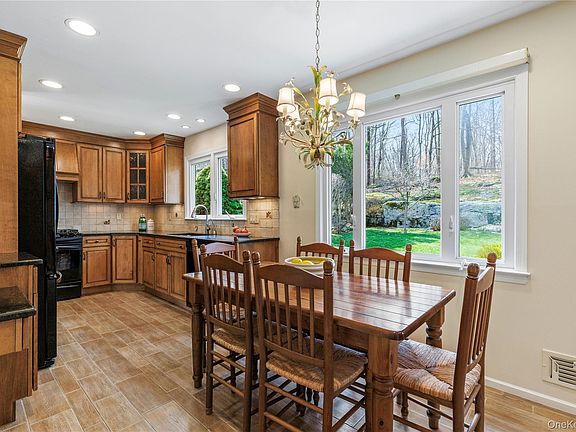 4th image of 14 Loewen Court