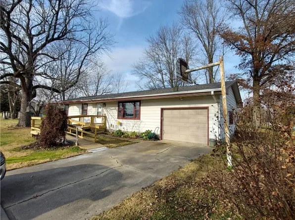 111 E Embarras St, Sainte Marie, IL 62459