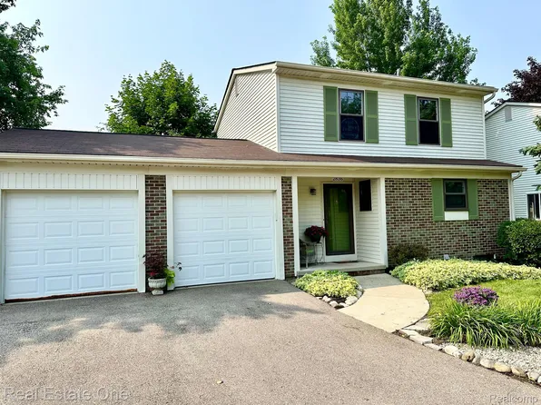 2836 Roundtree Dr, Troy, MI 48083