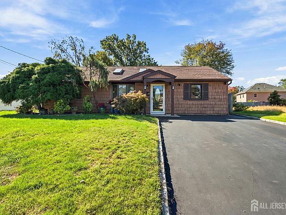 3rd image of 12 Knollwood Rd E