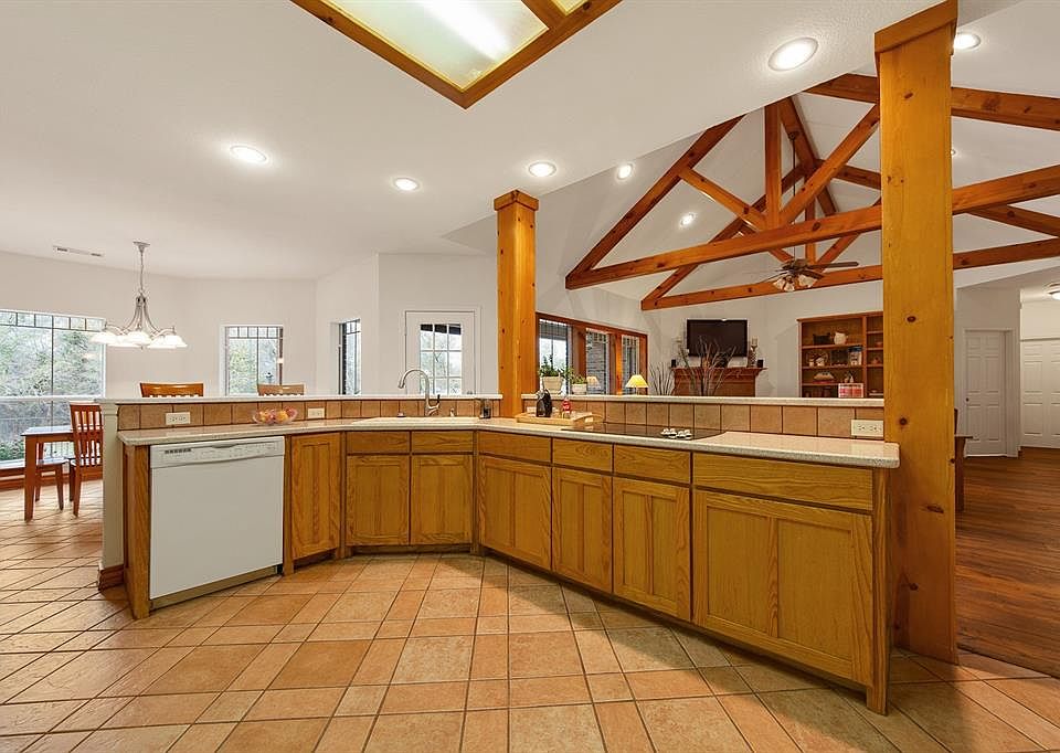 1st image of 16 Brookhollow Cir