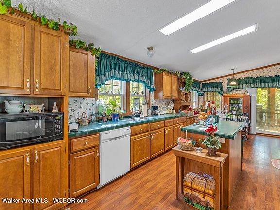 Image 4: Kitchen