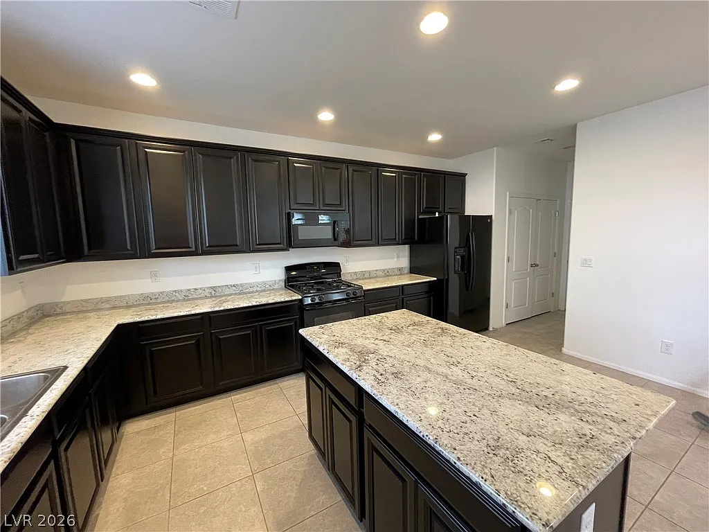 3 bed, 2.5 bath, 1722 sqft, $1,940 — Photo 3