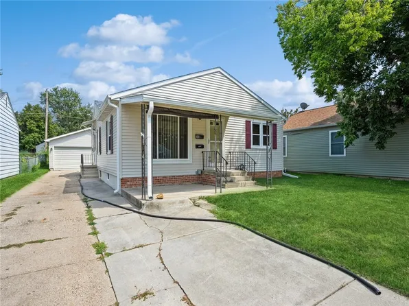 310 E 20th St S, Newton, IA 50208