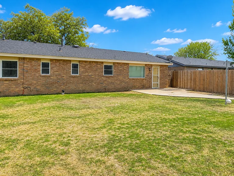 4530 Marshall St — Photo 18