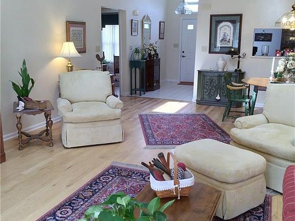 5th image of 4401 Woodbank Dr
