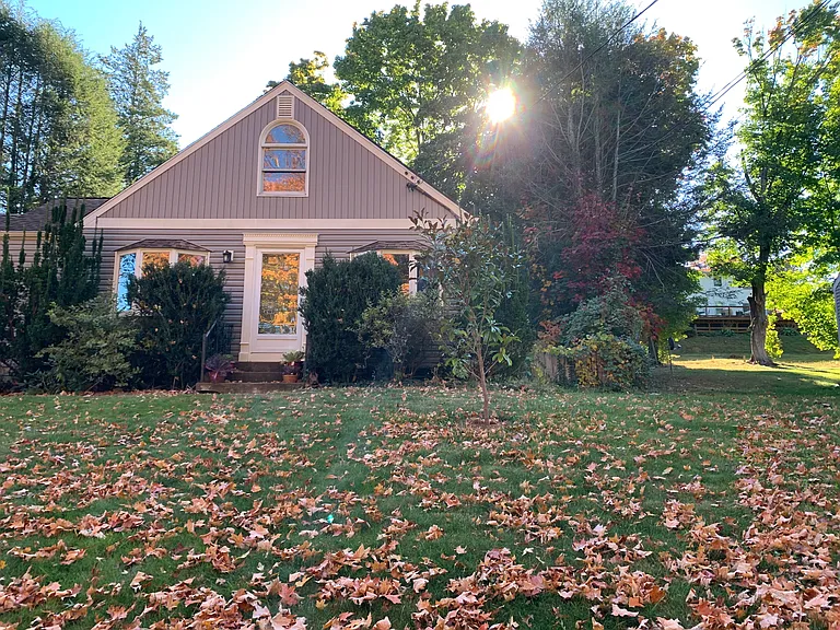 22 Edgewater Rd — Photo 2