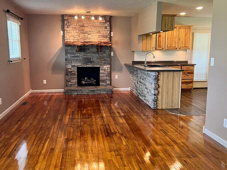 1027 Briar Pond Rd — Photo 3