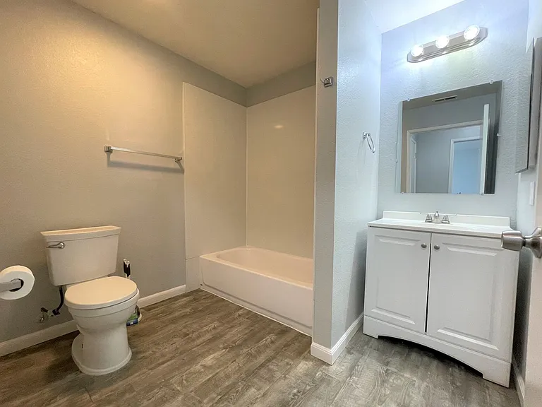2601 Delano Ave — Photo 12