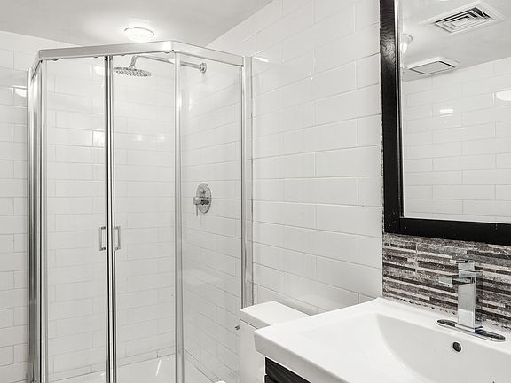 5th image of 365 Tompkins Ave #1R