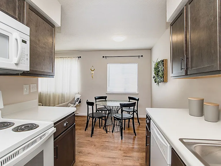 University Crossing Apartments and Townhomes — Photo 13