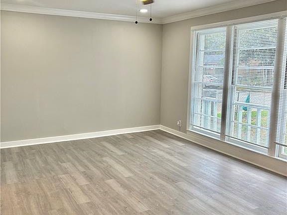 5th image of 409 Devon St