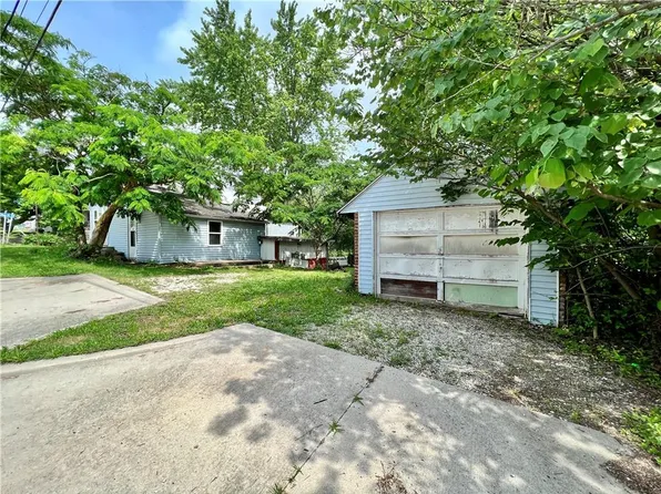 302 E Main St, Bethany, IL 61914