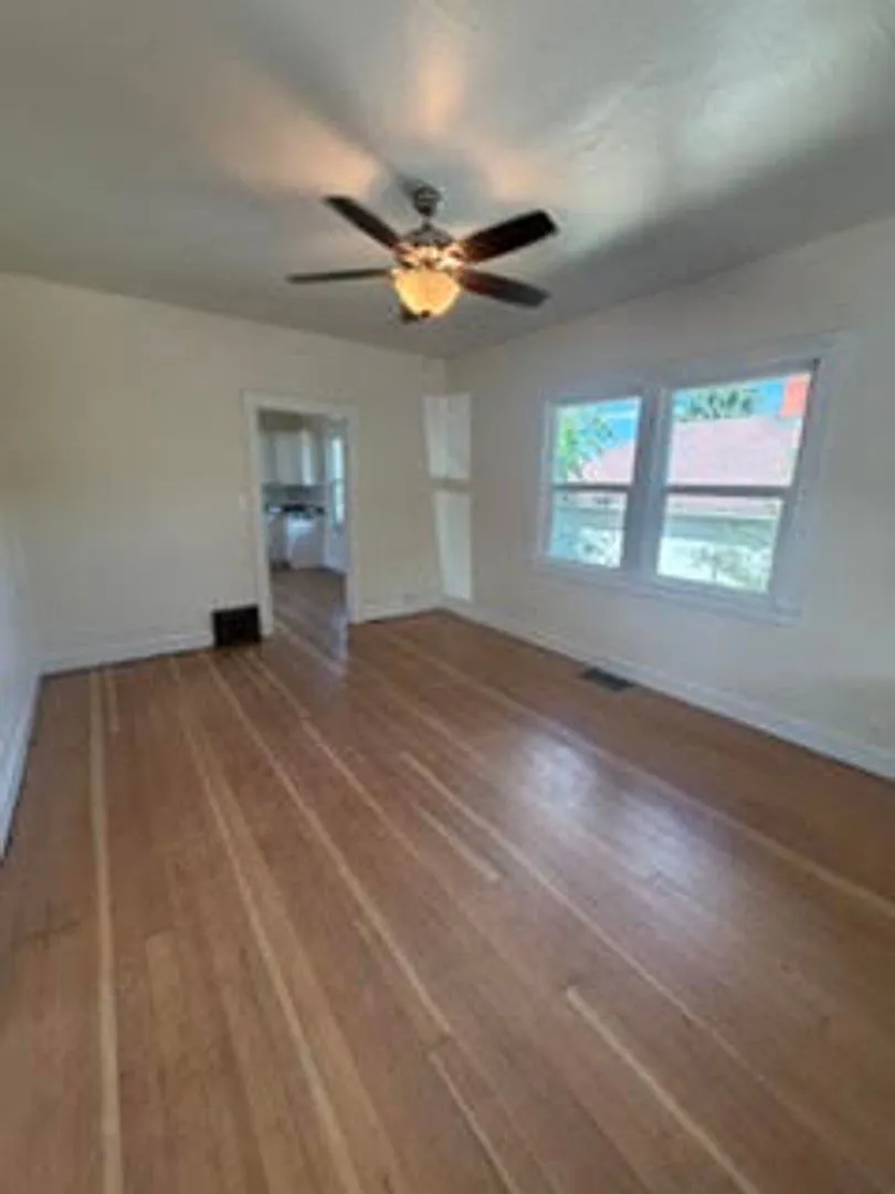 Charming 2 bedroom 1 bathroom cottage now available — Photo 4