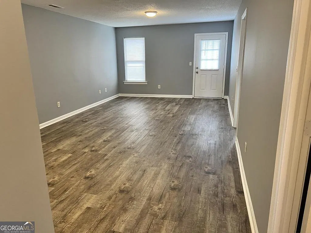 3 bed, 2.0 bath, 1424 sqft, $1,200 — Photo 2