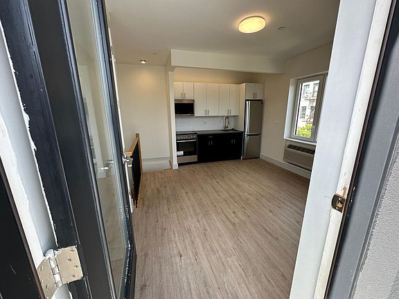 3rd image of 22 E 212th St Penthouse 1