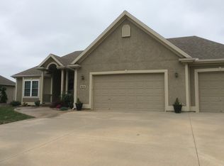 902 Meadowbrook Dr, Kearney, MO 64060
