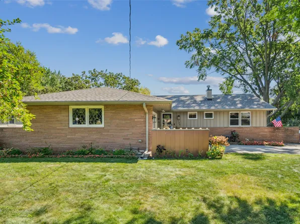 2709 Beverly Dr, Urbandale, IA 50322