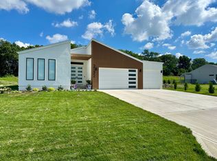 2132 SW Wheatfield Dr, Lees Summit, MO 64082