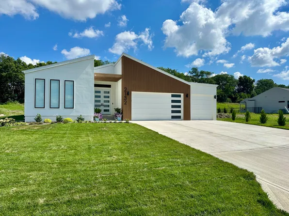 2132 SW Wheatfield Dr, Lees Summit, MO 64082
