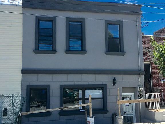 3rd image of 989-00 Crescent St