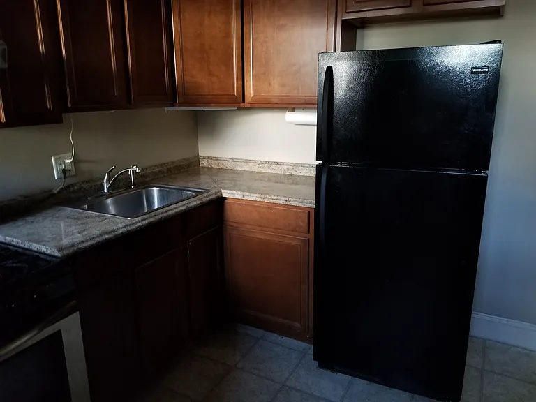 1136 Park Ave #8 — Photo 4