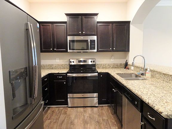 3rd image of 905 Promenade Ln