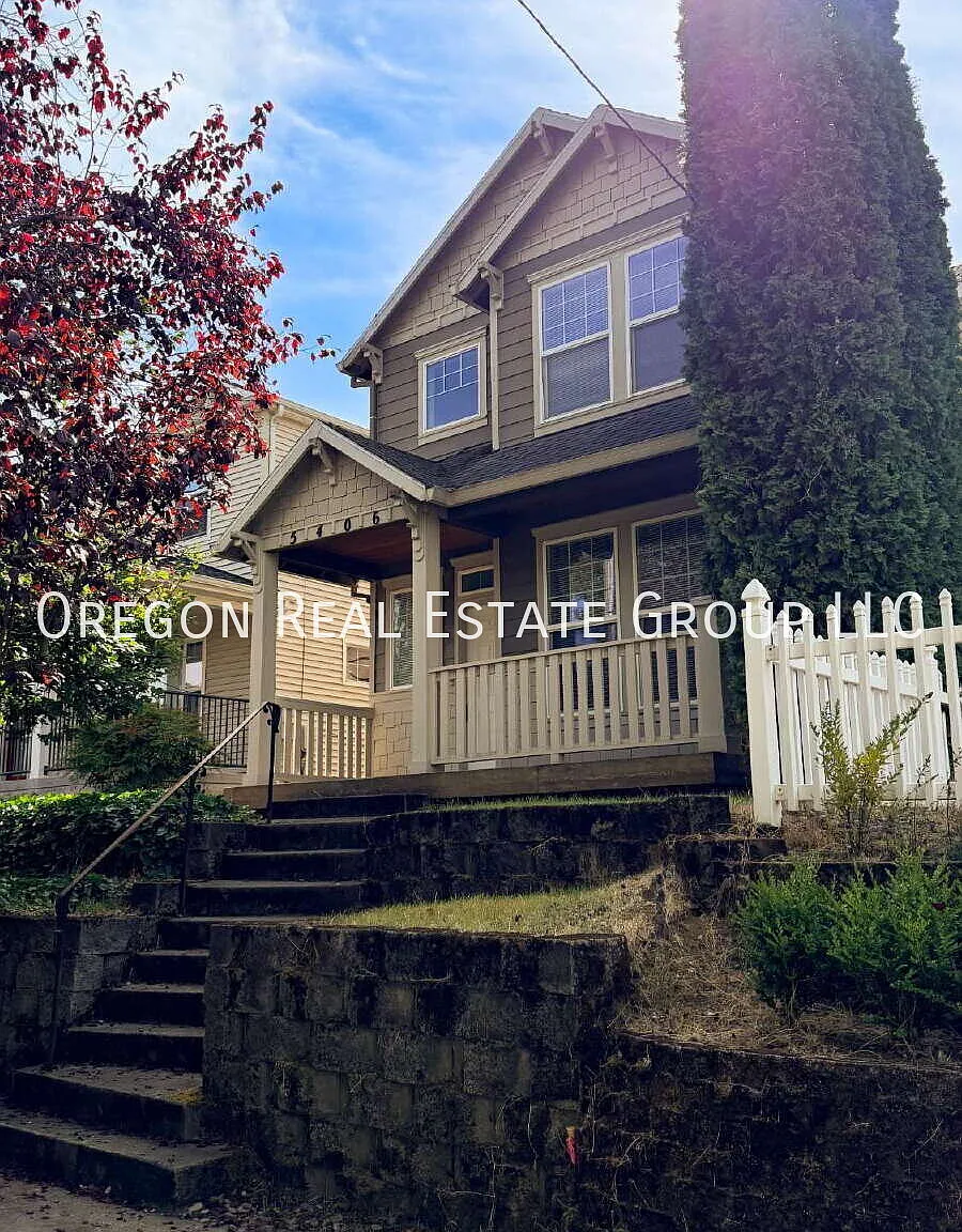 Well Maintained 4 Bedroom Home Close To University Of Portland — Photo 1