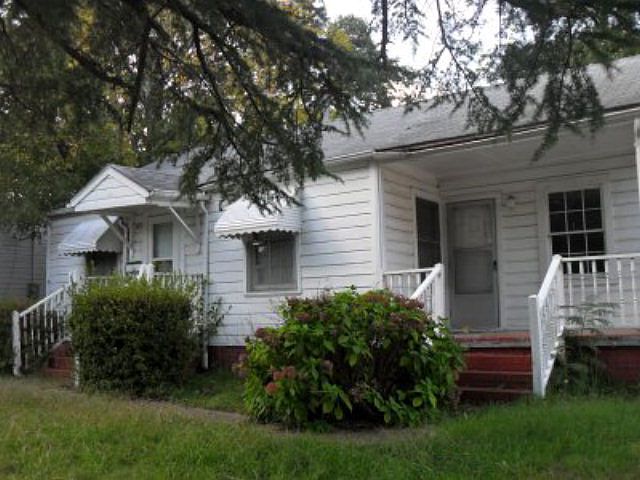 2nd image of 405 McIver St
