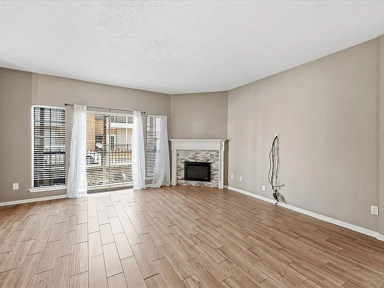 1620 Wellington Pl #604 — Photo 2