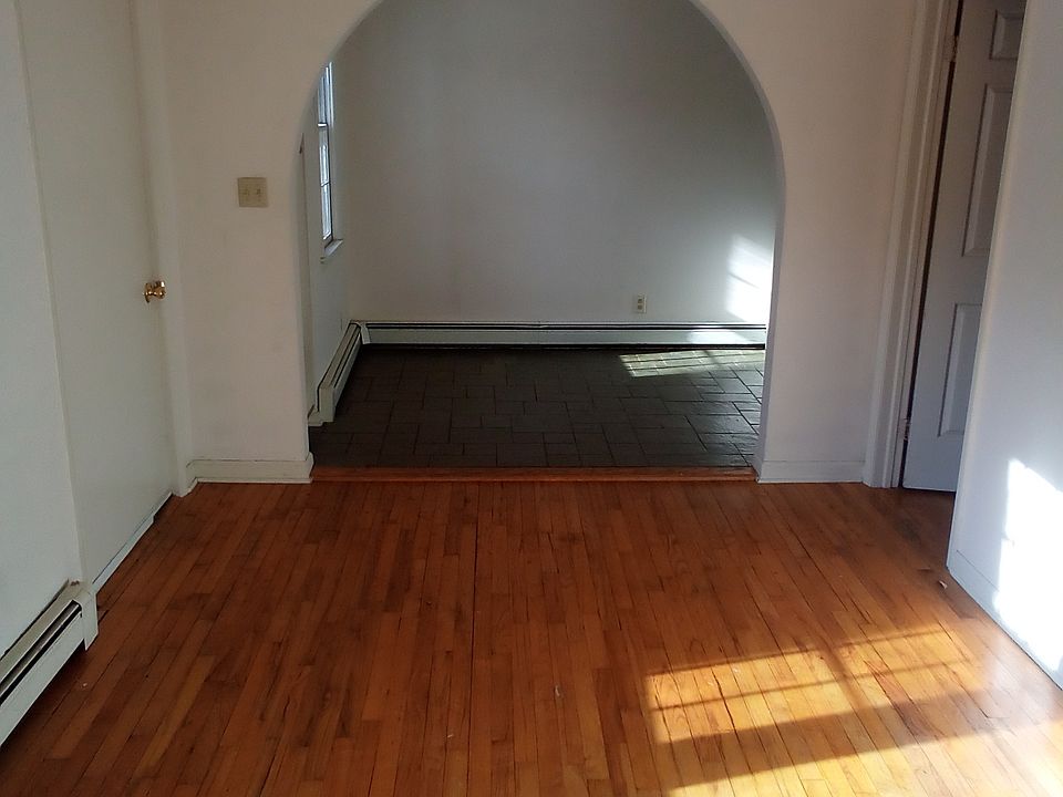 Living room/dining area