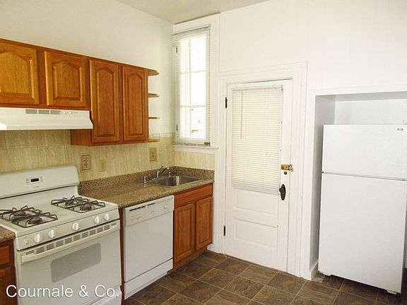 3rd image of 425 Walnut St APT 3