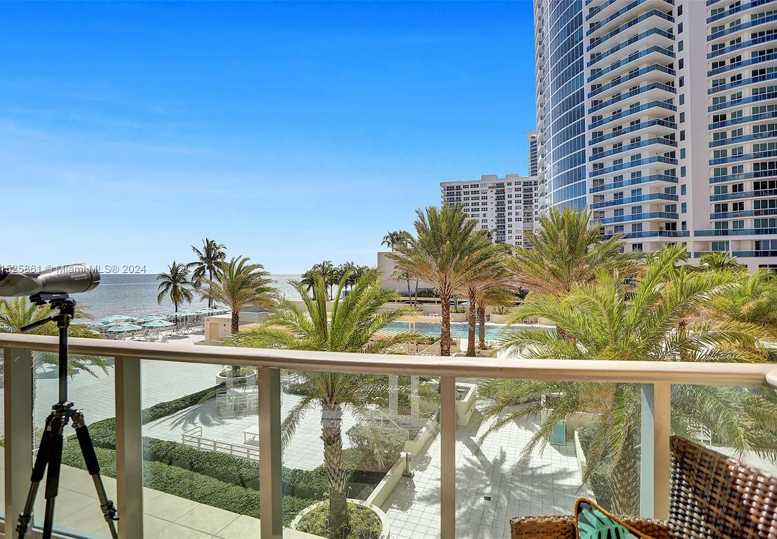 Wave Condo — Photo 1