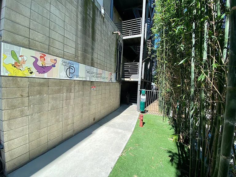 Cahuenga Place — Photo 19