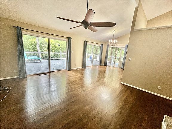 5th image of 121 Circle Dr